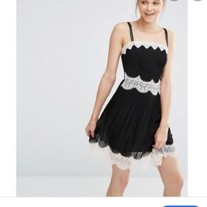 Short lace pleated dress